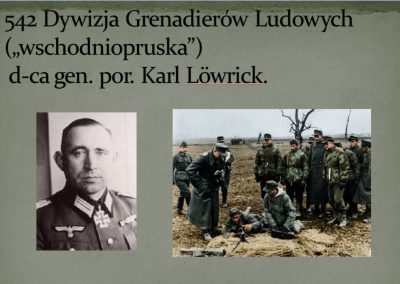Zdjęcie slajdu z tekstem: 542 Dywizja Grenadierów Ludowych (,,wschodniopruska") d-ca gen. por. Karl Lowrick. Pod spodem czarno-białe zdjęcie mężczyzny w mundurze, a obok koloryzowane zdjęcie żołnierzy na polu.