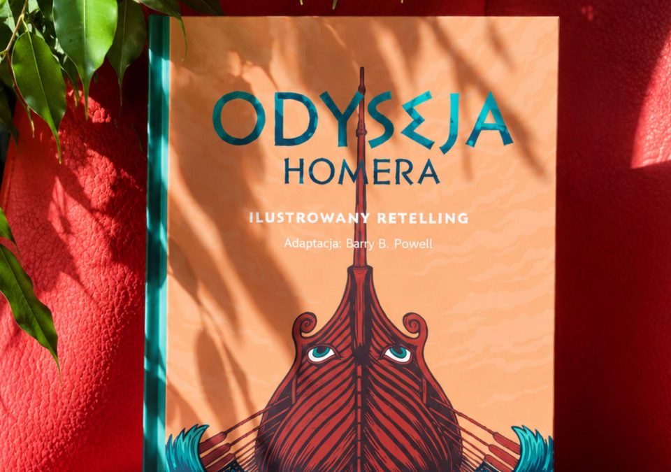 Okładka książki "Odyseja Homera. Ilustrowany retelling" w adaptacji Barry'ego B. Powella, wydawnictwo PWN. Na okładce w odcieniach pomarańczu i turkusu ilustracja dziobu starożytnego okrętu z namalowanymi oczami, otoczonego morskimi falami. Książka stoi oparta o czerwony fotel, w tle zielone liście rośliny doniczkowej. W prawym dolnym rogu żółta grafika okrągła z napisem "Książka tygodnia" i listą autorów (Szymborska, Proust, Sienkiewicz, Tokarczuk, Iwaszkiewicz, Homer, Dickens, Joyce).
